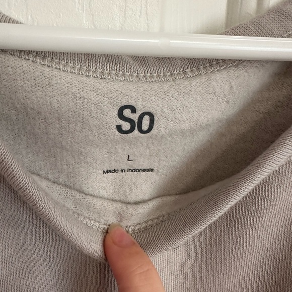 Crewneck super soft. Never worn - Picture 3 of 3